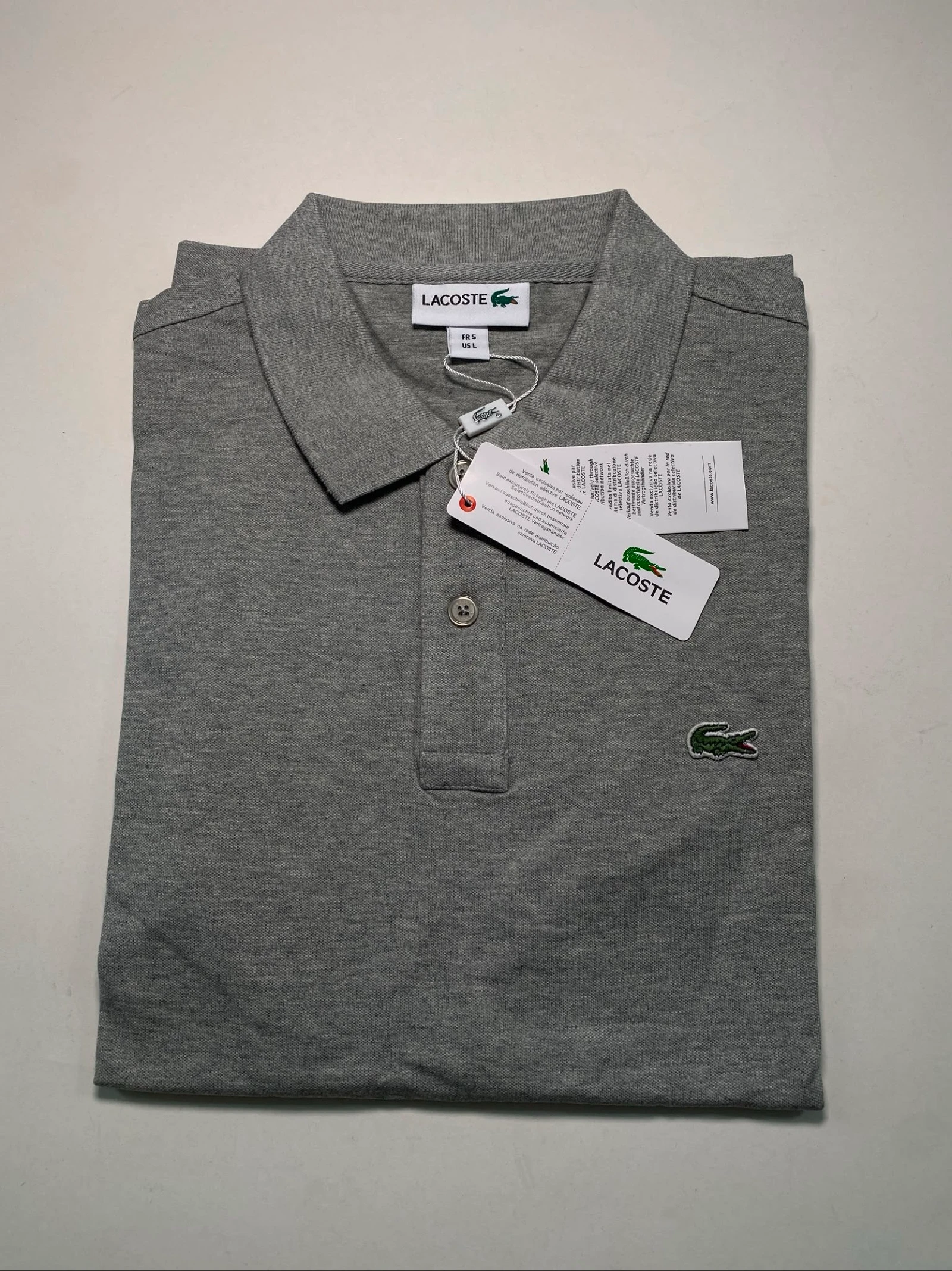 Polo Lacoste gris neuf avec étiquette taille L